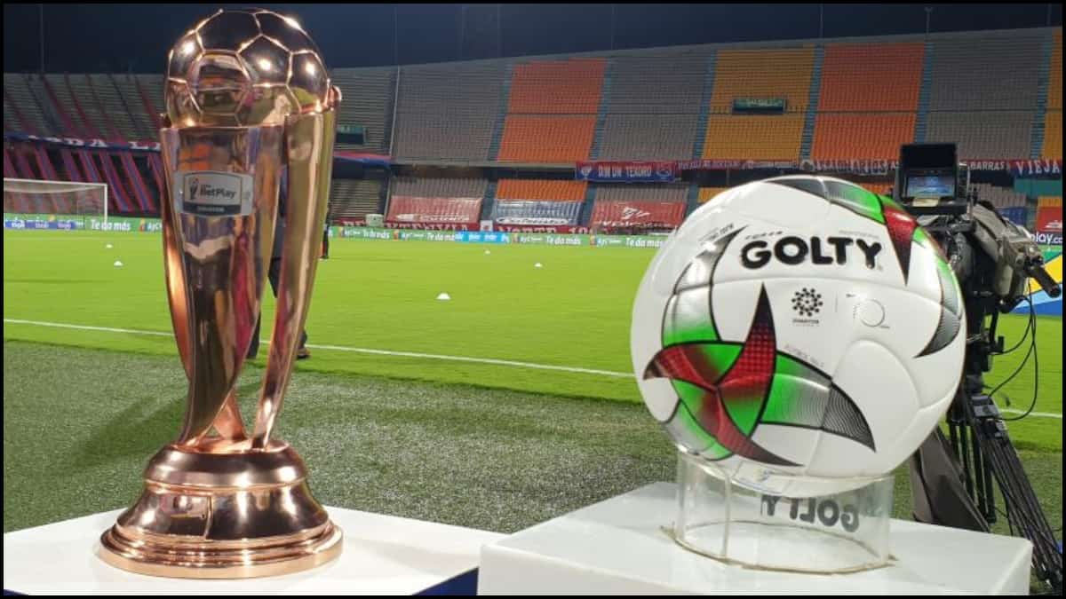 Trofeo y balón de la final de la Copa Betplay 2022
