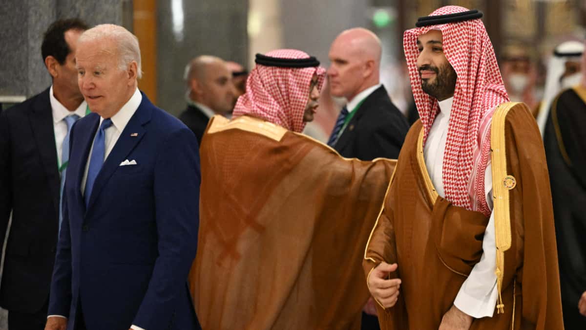 El presidente de EE. UU., Joe Biden (izq.), y el príncipe heredero de Arabia Saudita, Mohammed bin Salman (der.)