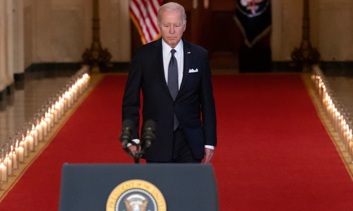Biden pide aumentar a 21 años la edad para comprar armas