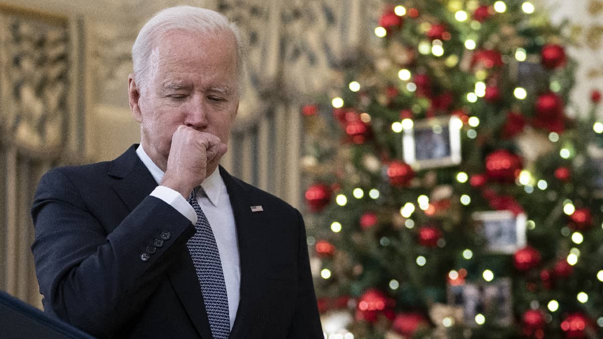 Presidente Joe biden dice tener un simple "resfriado", al dar un discurso con voz ronca
