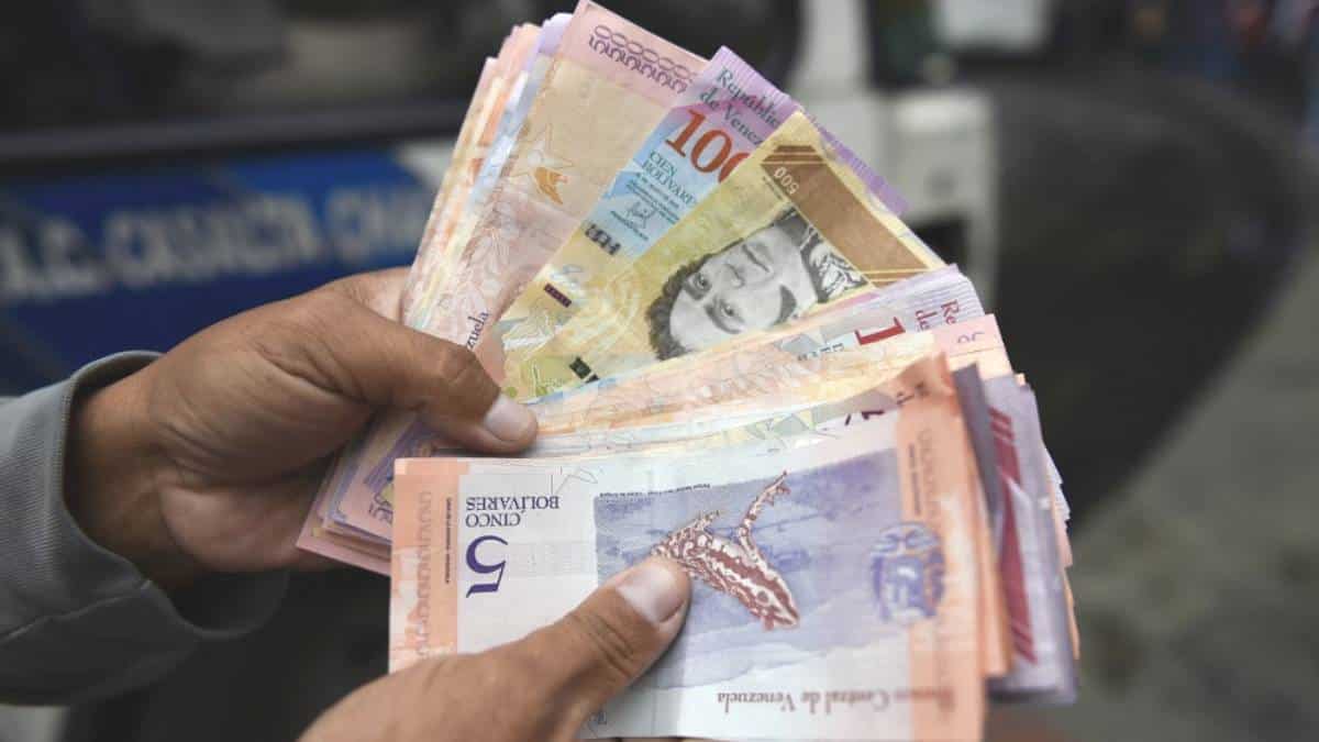 Venezuela da a conocer nuevos billetes en economía donde impera el dólar