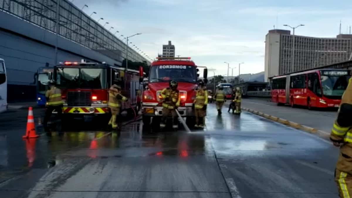 Derrame de material deslizante es atendido por los Bomberos en Bogotá