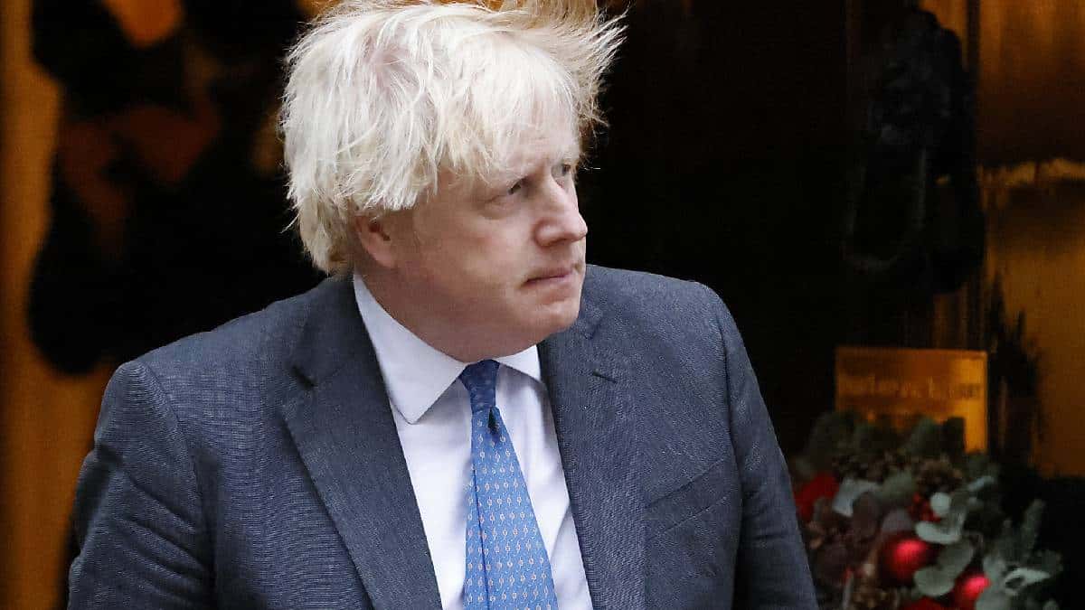 Boris Johnson advierte sobre presión en hospitales británicos