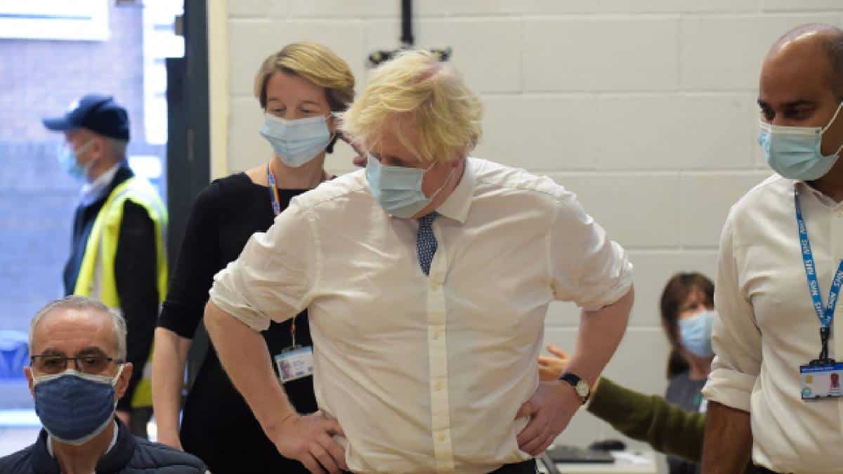 Reino Unido confirmó primera muerte asociada a variante covid ómicron.