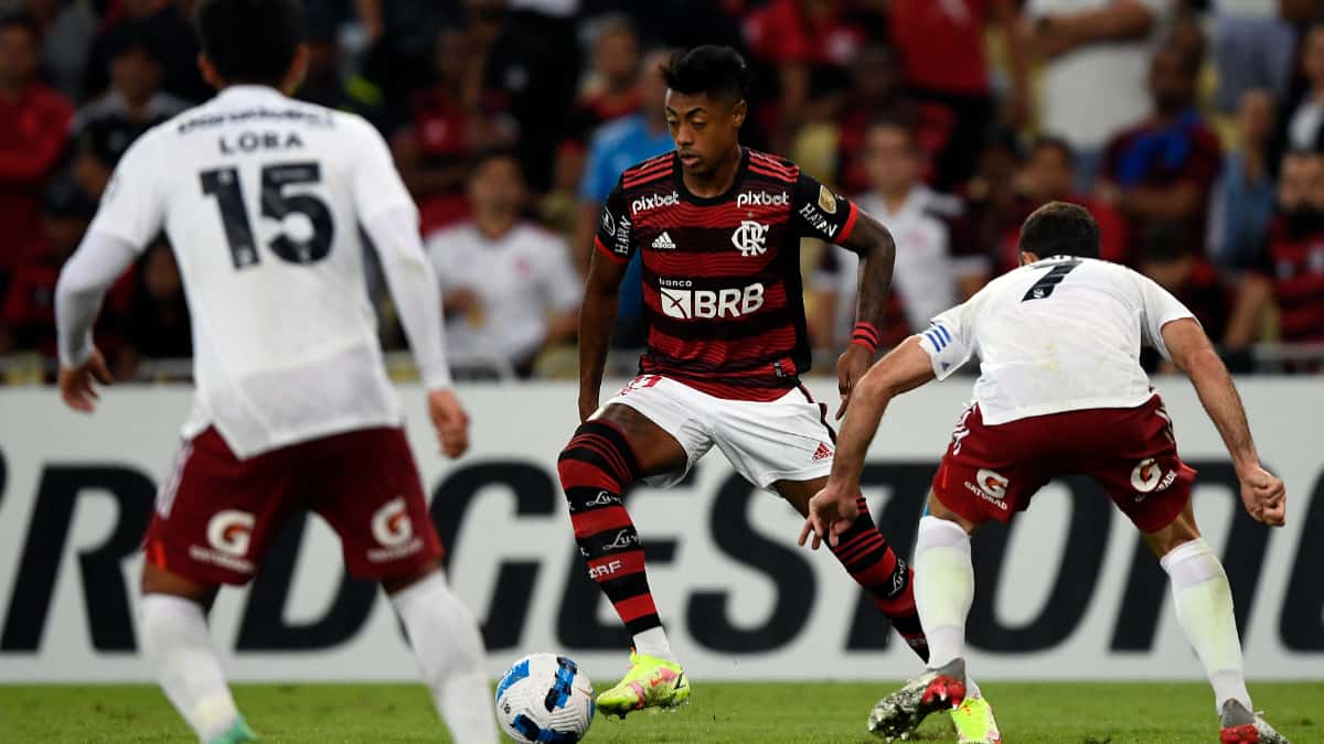 Bruno Henrique, baja en partido Flamengo vs Tolima