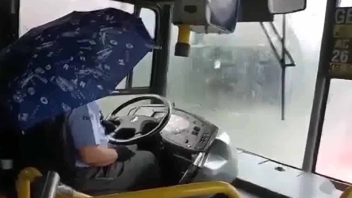 Goteras en un bus del SITP obligaron al conductor a usar sombrilla