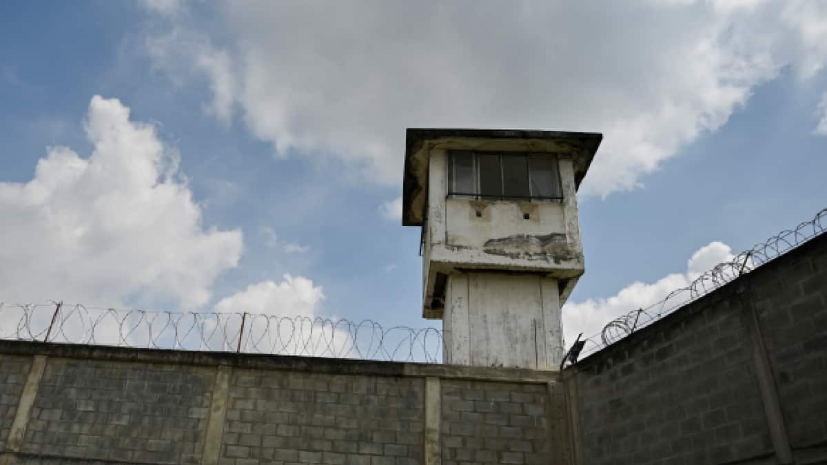 Inpec admite fallas en bloqueo de señal de celulares.