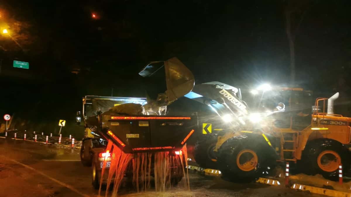 Vía al Llano permanece cerrada por desbordamientos