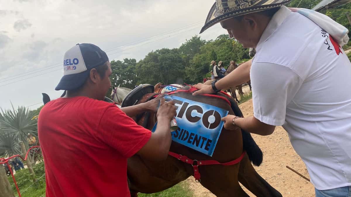 Marcan caballos con eslogan de campaña de Fico Gutiérrez