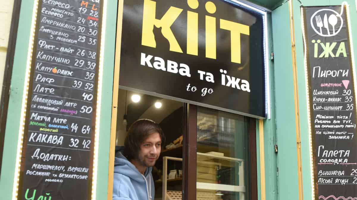La historia de dos jóvenes ucranianos que abrieron un café en medio de la guerra