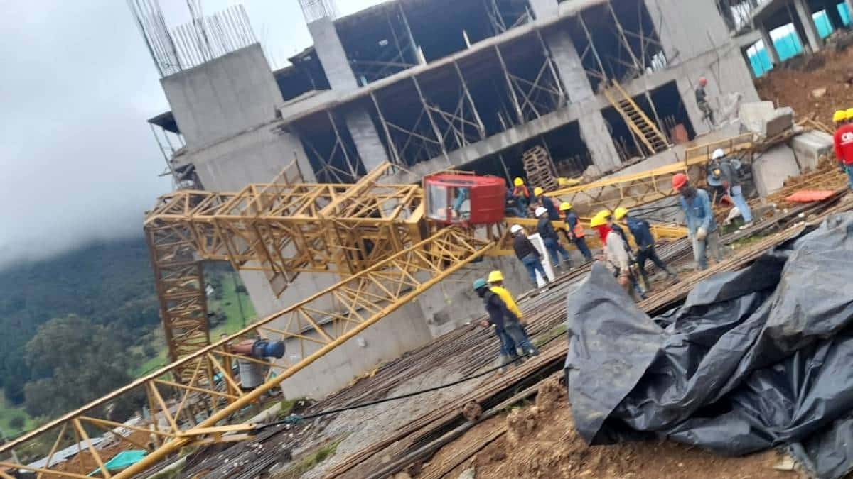 Grúa se desplomó en una construcción en La Calera