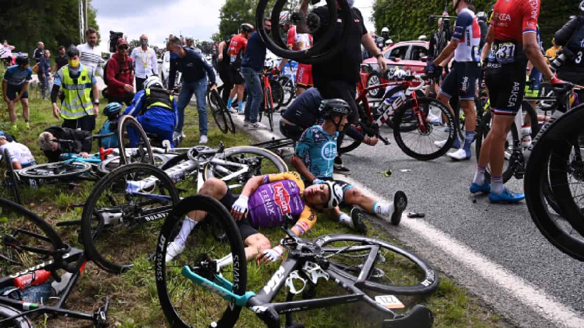 Multan por 1200 euros a mujer que provocó caída masiva en el Tour de Francia