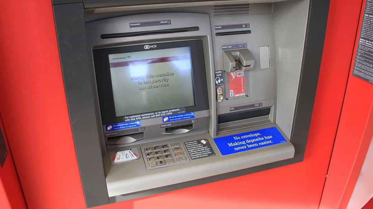 Delincuentes robaban usuarios de un cajero automático en Medellín