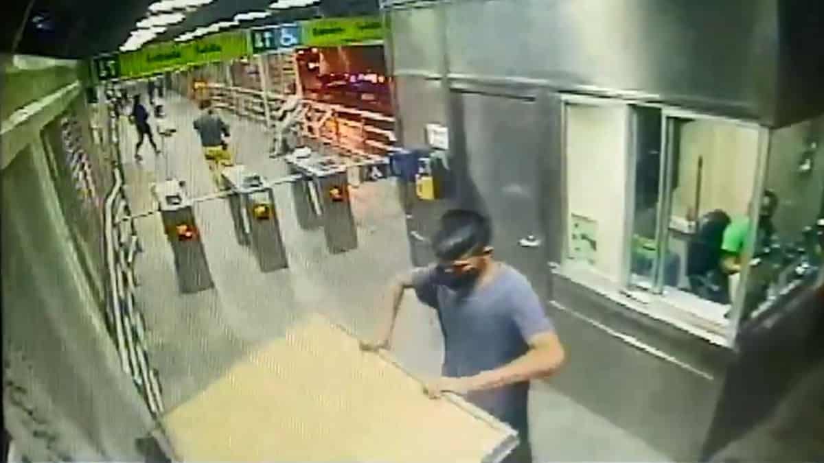 Hombre robando en Metrolínea