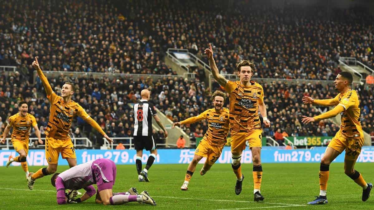 Cambridge United eliminó al millonario Newcastle de la FA Cup