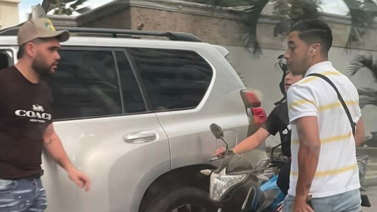 Momento en el que atracan a Camilo Mugno.