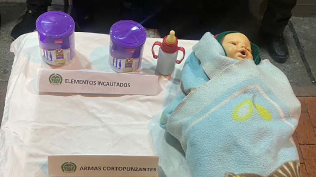 Capturados con bebé de juguete.