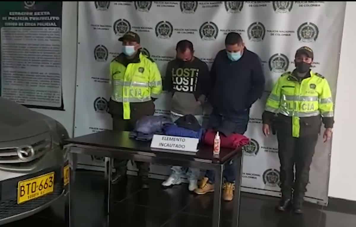 A los hombres les inmovilizaron un vehículo.