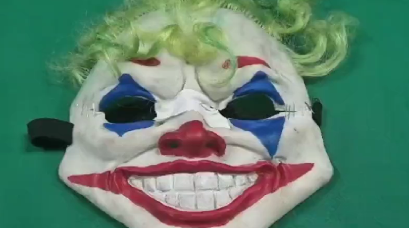 Capturan a 'La Payasa': usaba una máscara para vender droga a menores de edad.