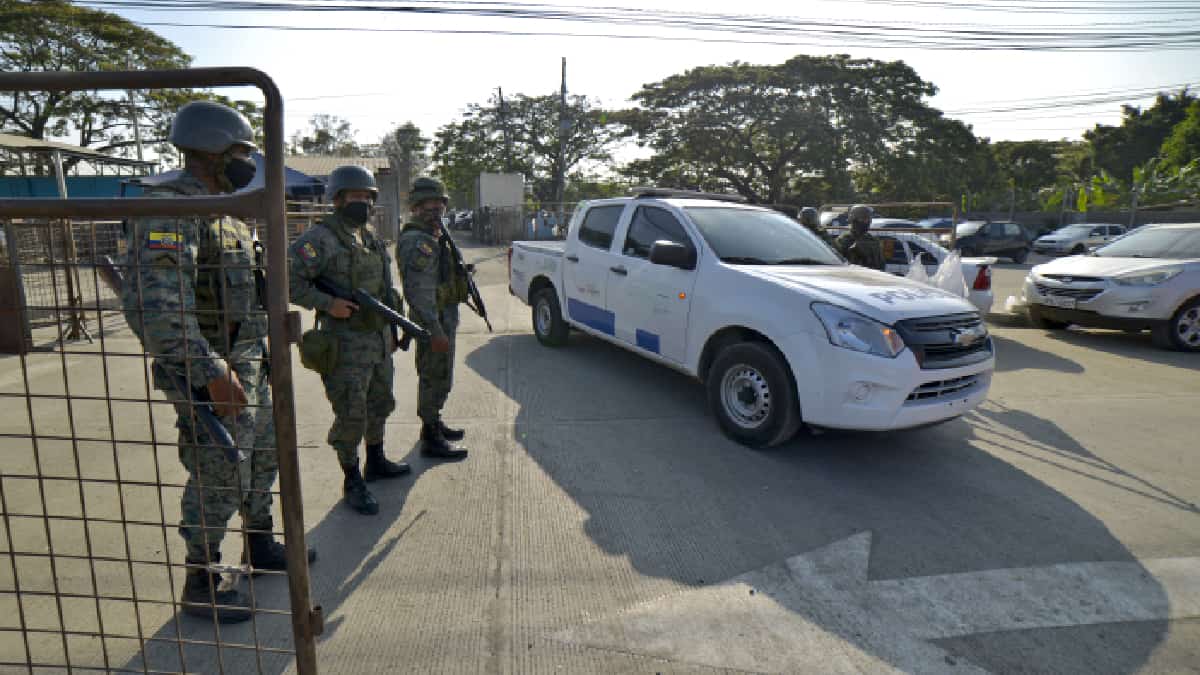 Ecuador envía a 3.600 militares y policías a "garantizar seguridad" en cárceles