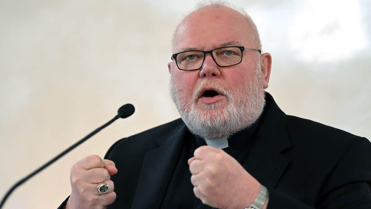 Cardenal está a favor de eliminar celibato de sacerdotes