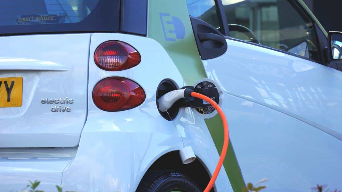 Empresa israelí promete recargar autos eléctricos en 5 minutos