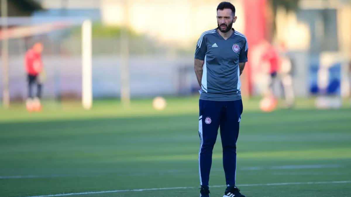Olympiacos despidió a Carlos Corberán
