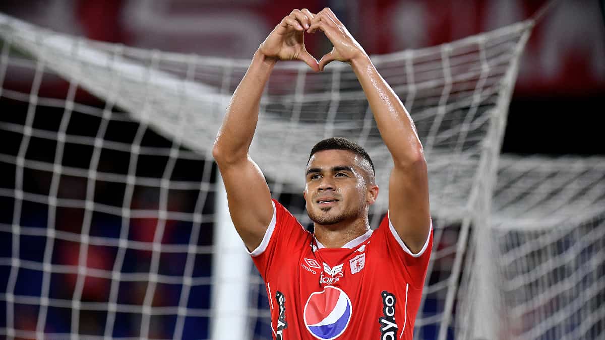Carlos Sierra celebrando su gol