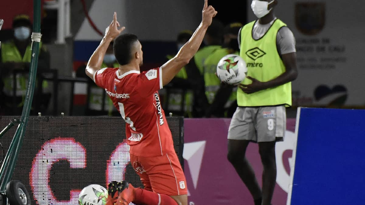 Carlos Sierra celebrando su gol
