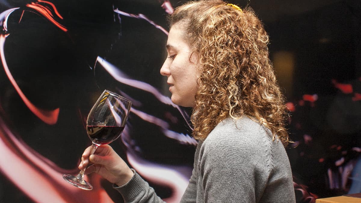 Bajo hipnosis o con música: descubriendo los vinos de forma distinta