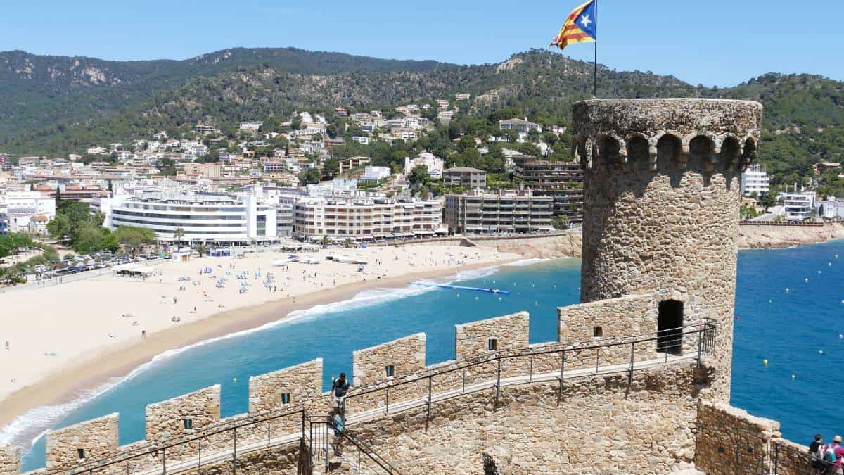 Cataluña abre sus puertas a los turistas con pasaporte sanitario.