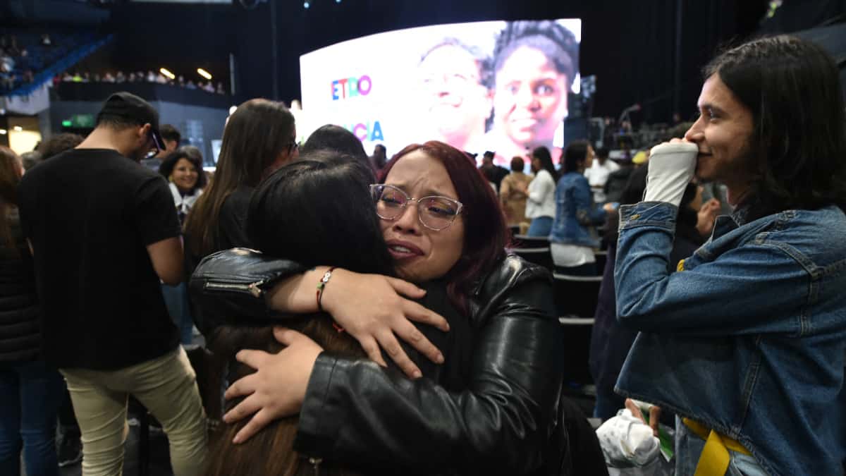 Seguidores de Gustavo Petro festejan en el Movistar Arena.