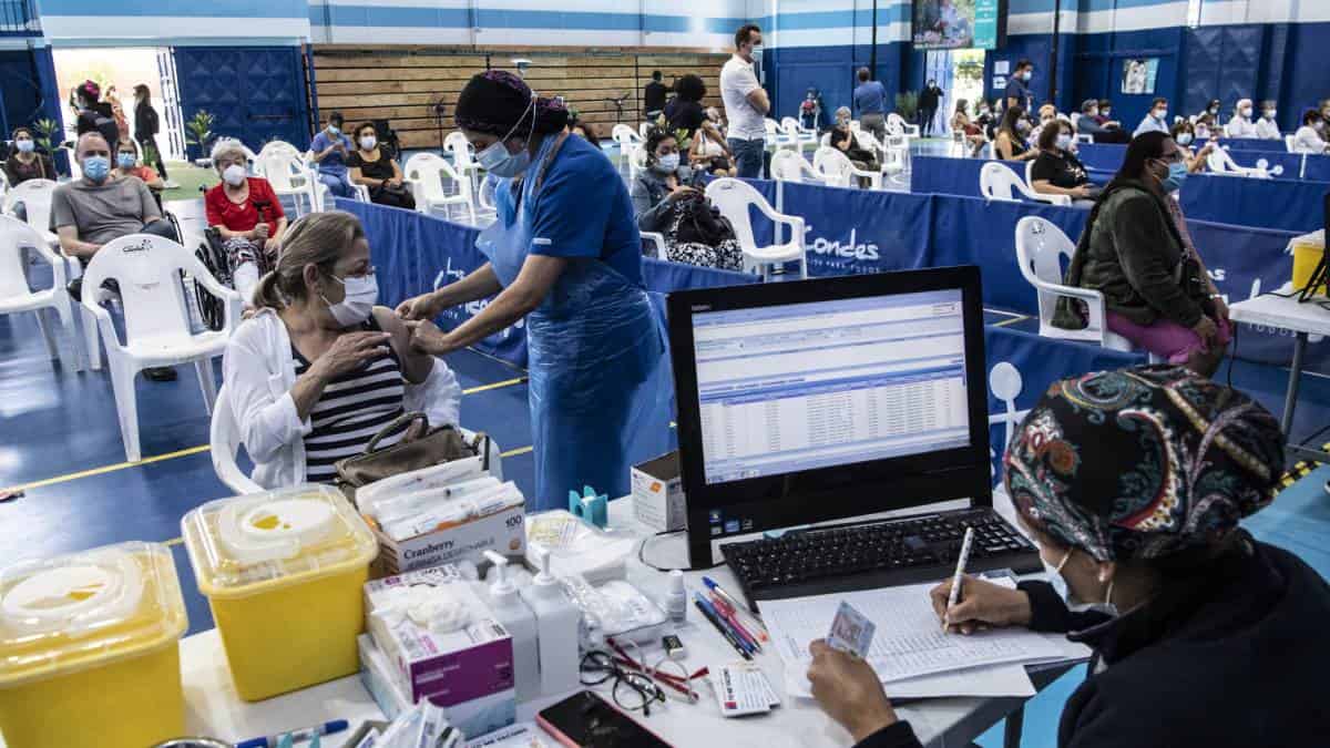 Chile inicia vacunación anticovid de profesores y supera dos millones de inmunizados