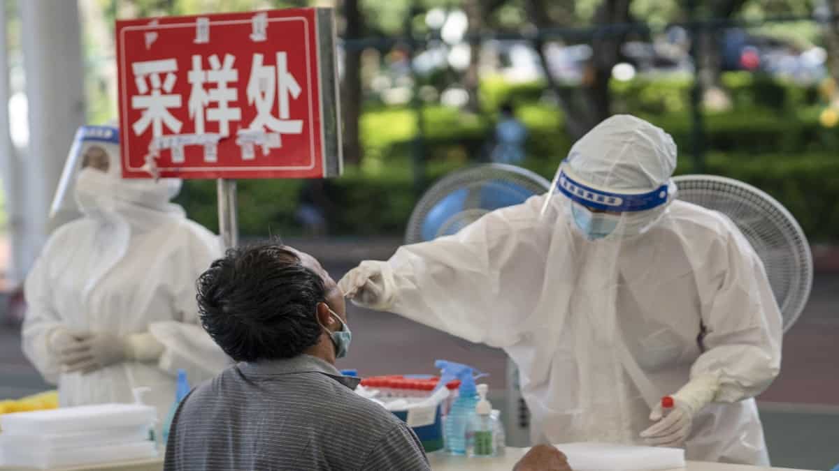 China impone medidas severas para acelerar vacunación.