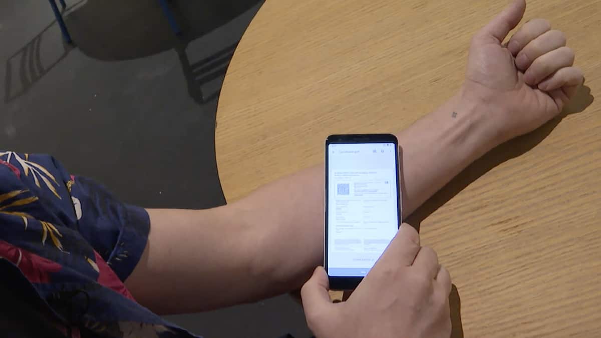 Chip bajo la piel, la idea para remplazar el certificado de vacunación