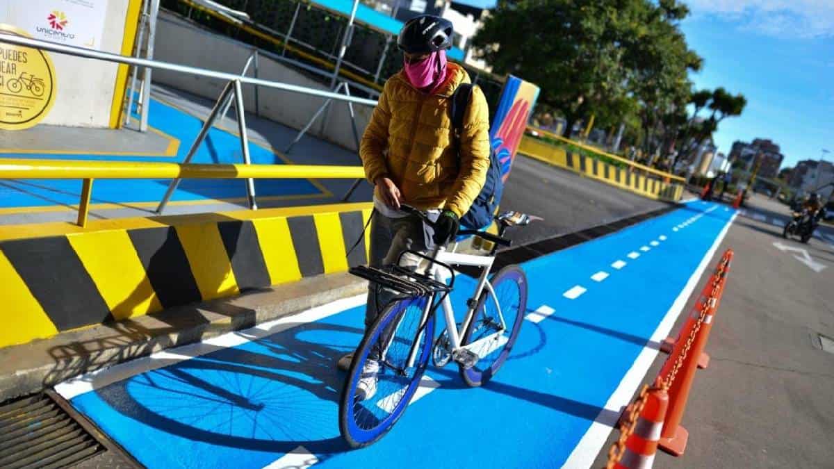 Ingreso al cicloparqueadero del centro comercial Unicentro en Bogotá