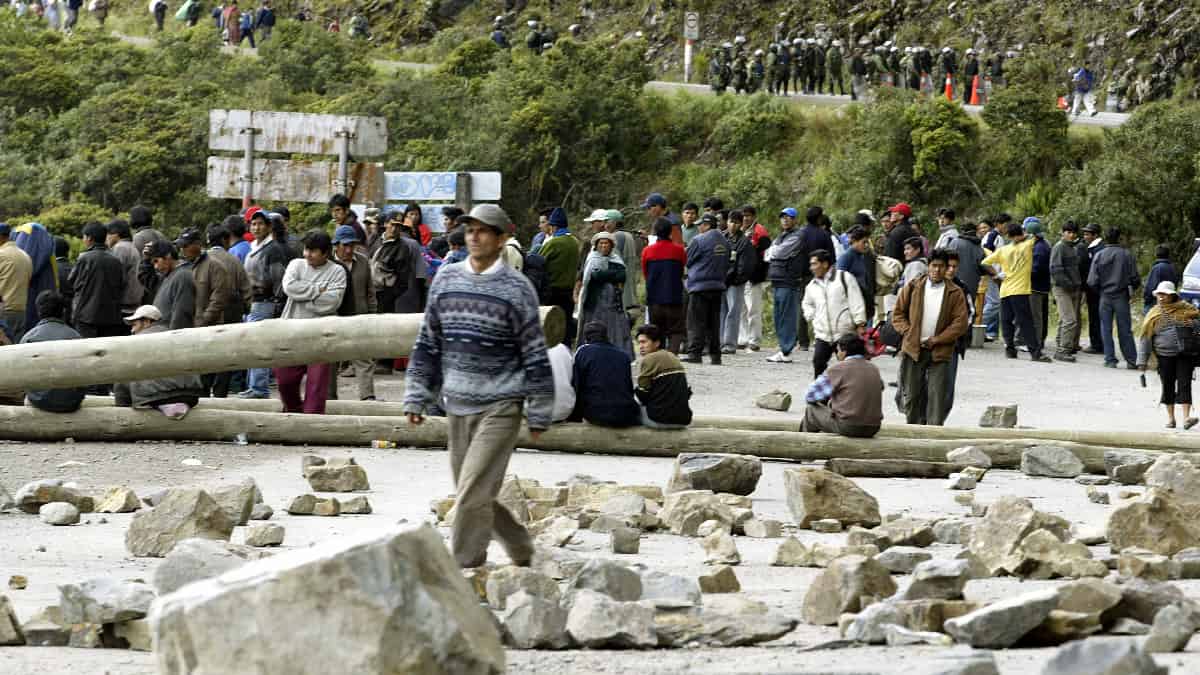 Cocaleros toman control de mercado de coca tras fuertes choques con la policía en Bolivia