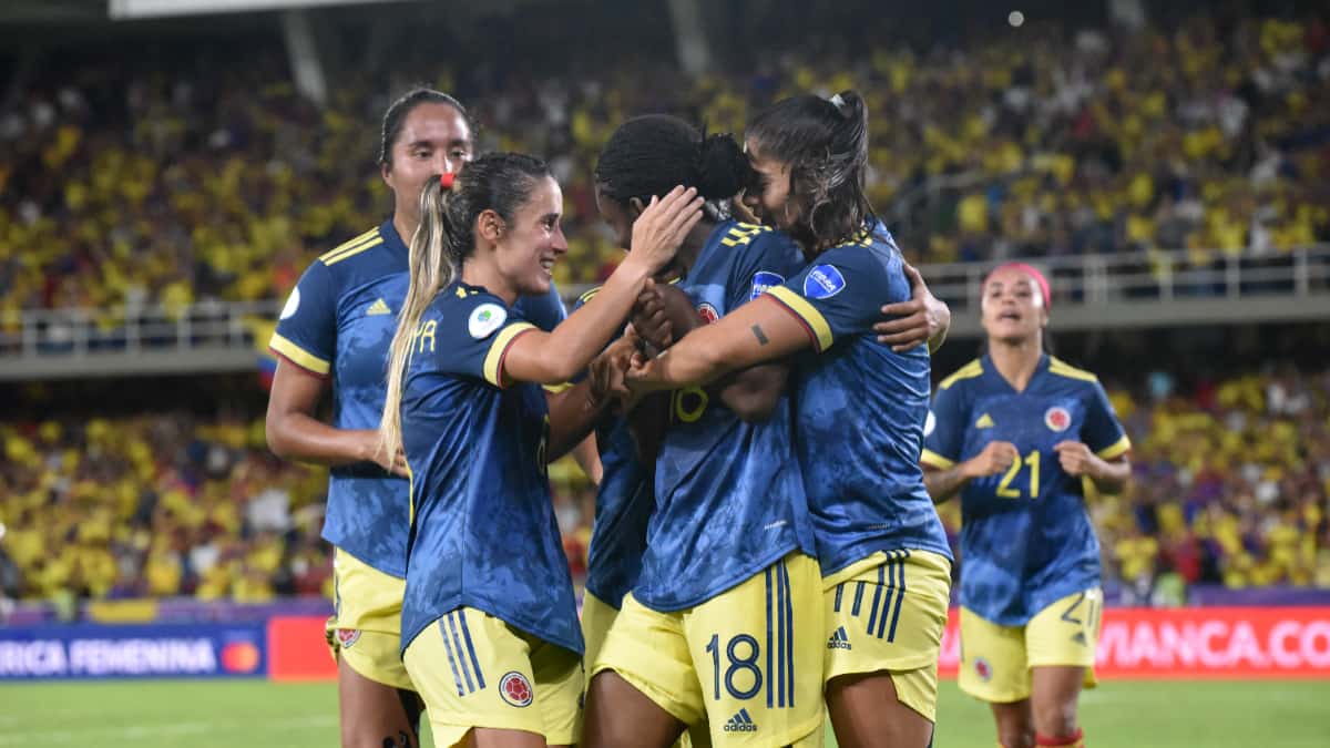 Las jugadoras de Colombia celebran uno de los goles con los que vencieron a Ecuador.