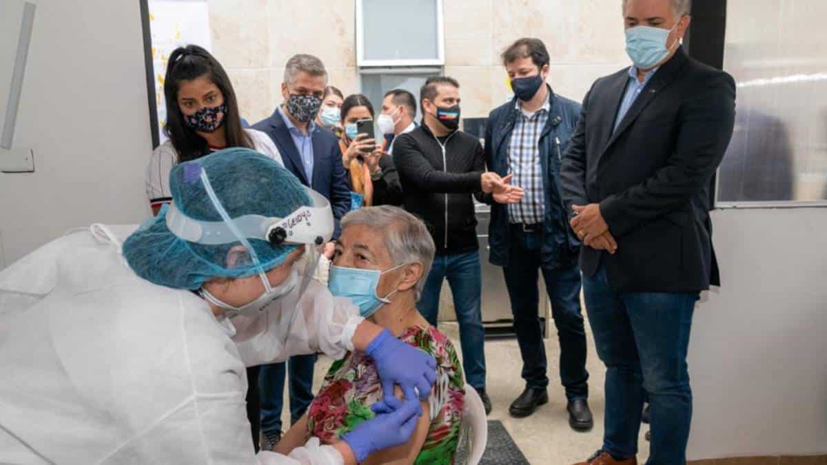 Colombia vacunó a 3 millones de personas antes de lo que tenía previsto