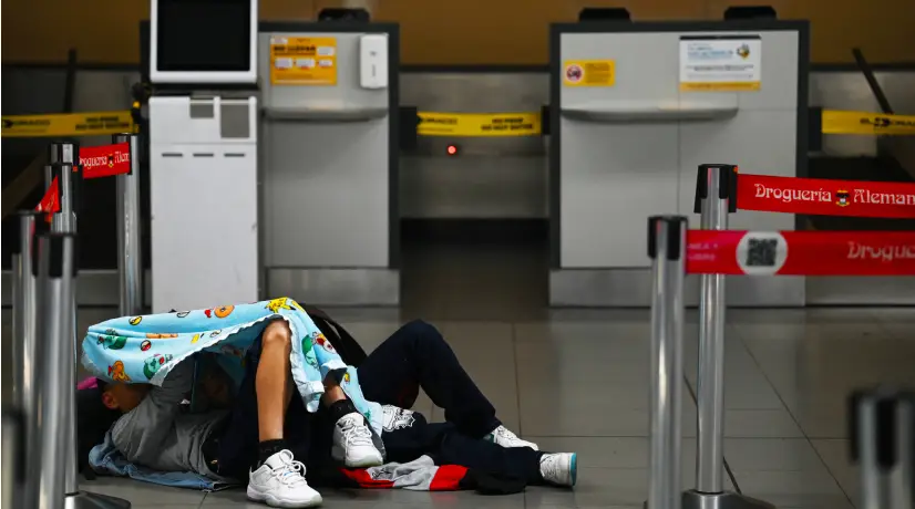 Colombianos y extranjeros varados en los aeropuertos por suspensión de vuelos de Viva Air