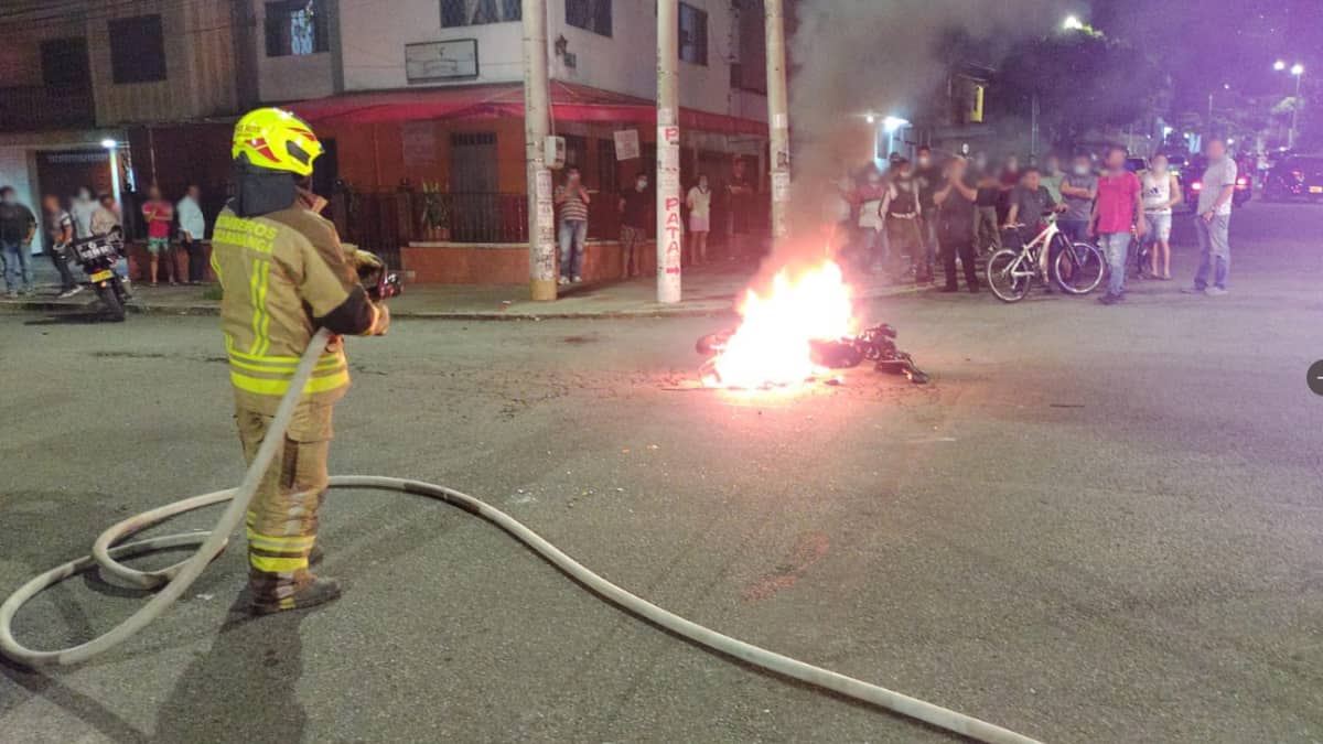 Comunidad quemó la moto de presuntos ladrones en Bucaramanga