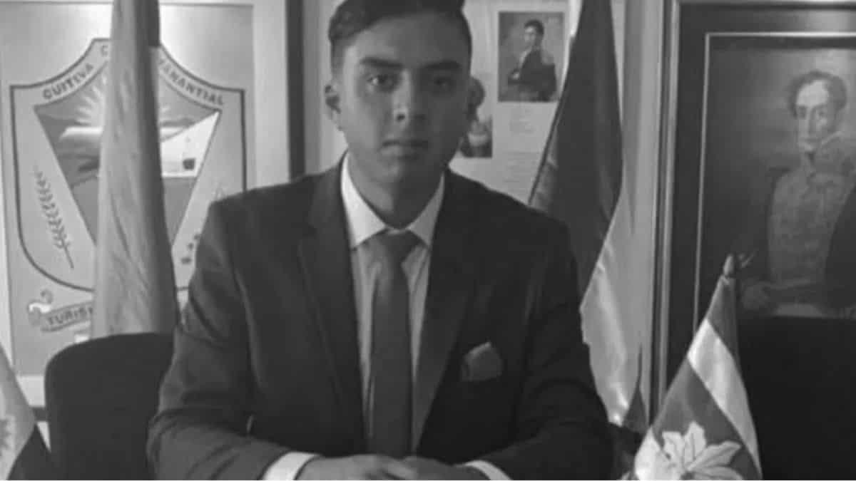 Según las versiones de las autoridades, otro vehículo habría invadido el carril del vehículo por donde estos transitaban.