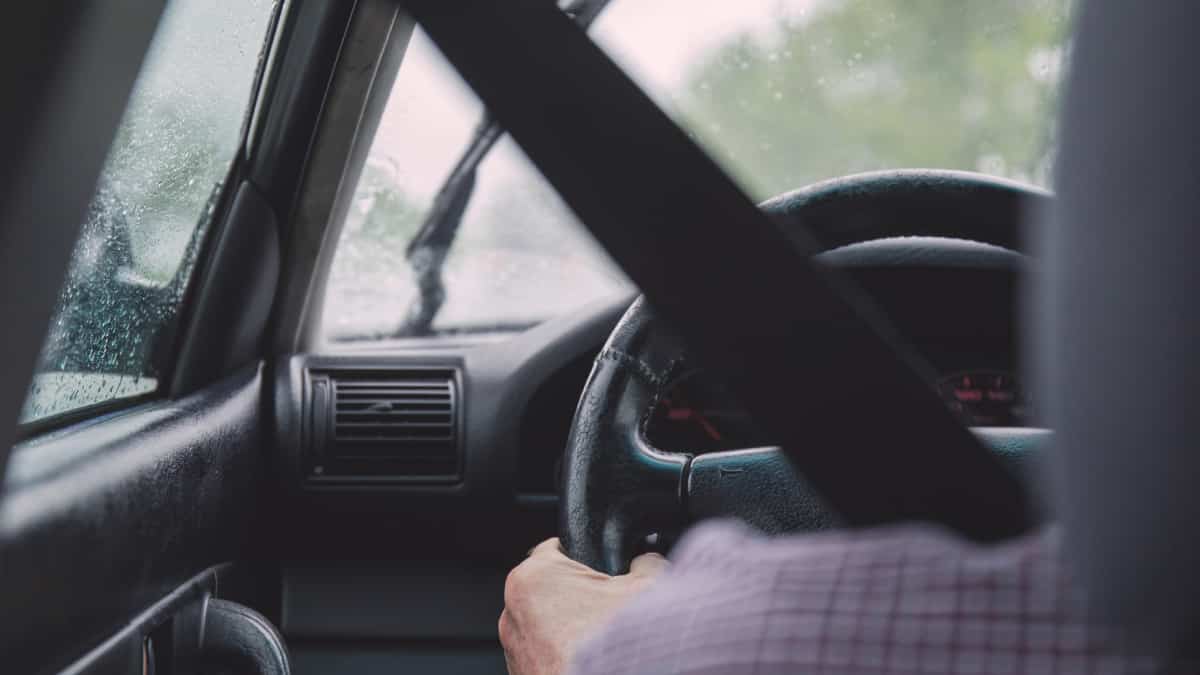 Policía que manejaba Uber abatió a dos hombres que intentaron robarlo