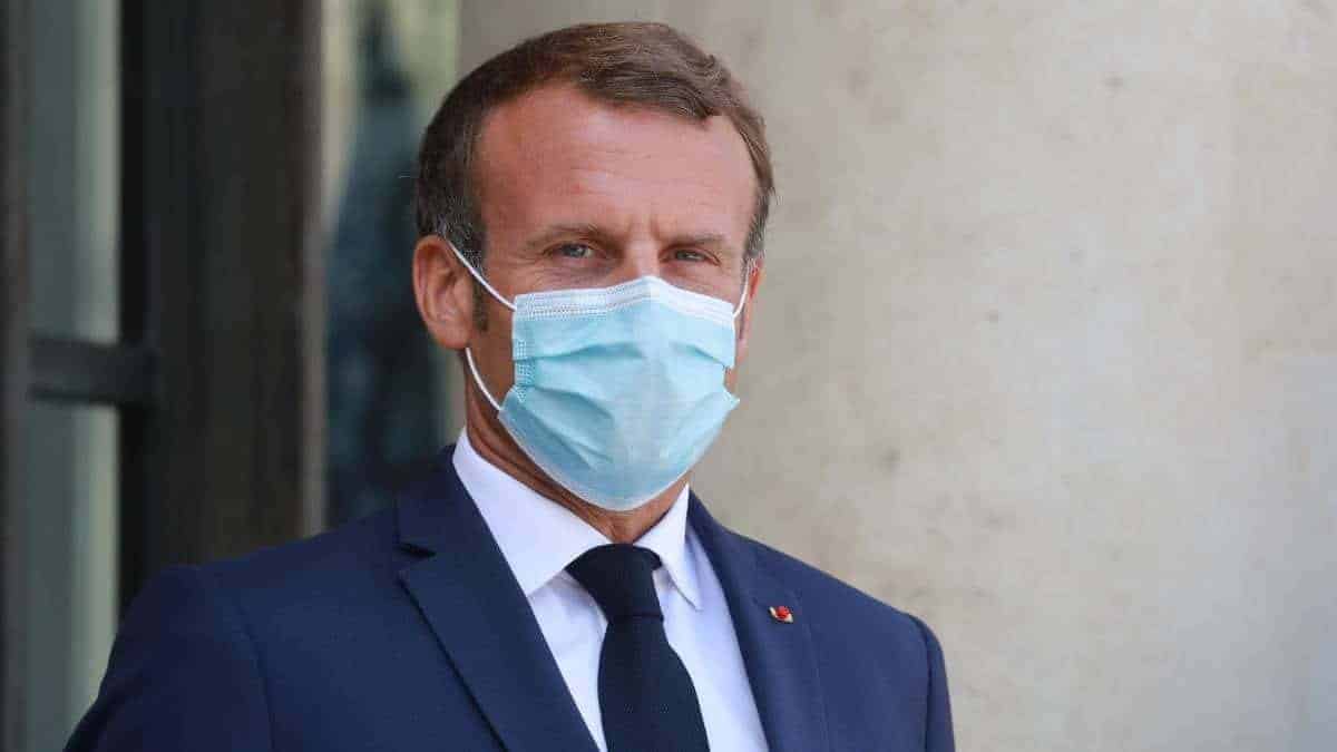 Presidente de Francia Emmanuel Macron decreta confinamiento por un mes