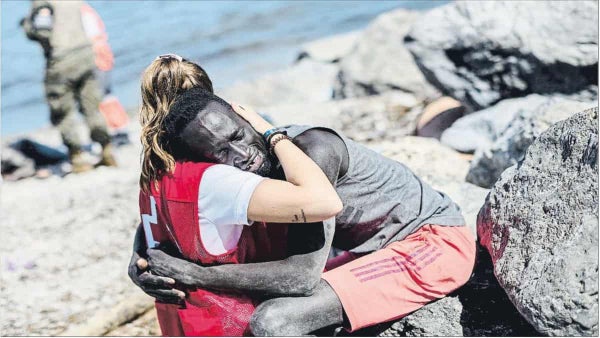 La historia de la joven que abrazó a un migrante en Ceuta La historia de la joven que abrazó a un migrante en Ceuta