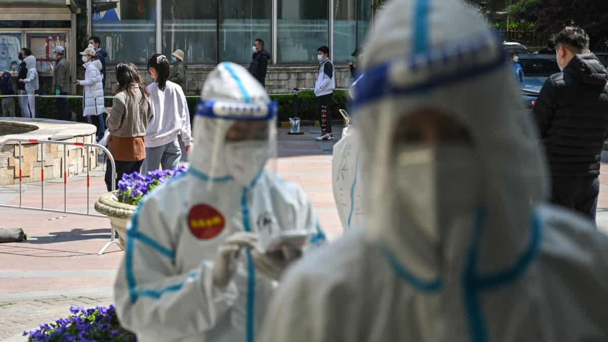 En Shanghái, separan a padres de sus hijos enfermos de covid