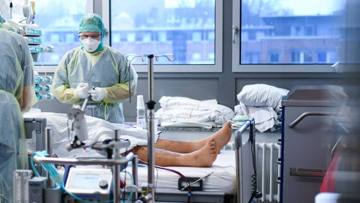 Gran número de hospitalizaciones podría provocar ómicron, según OMS