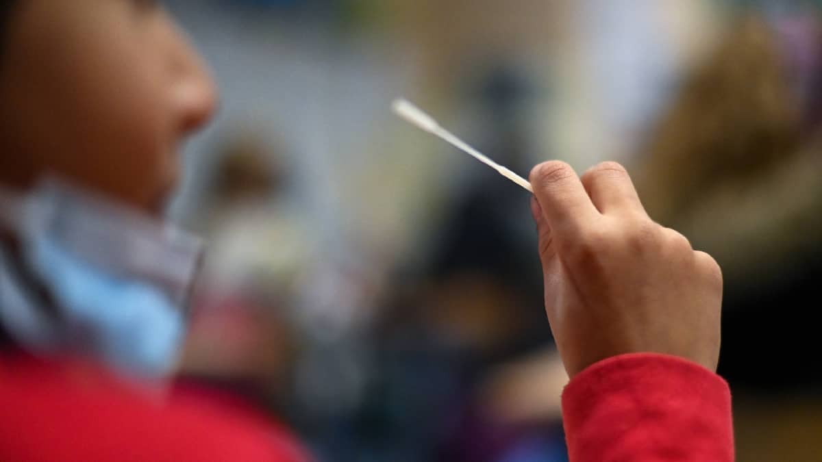 Española dice que fue tratada "como una criminal" en Países Bajos por intentar huir de la cuarentena