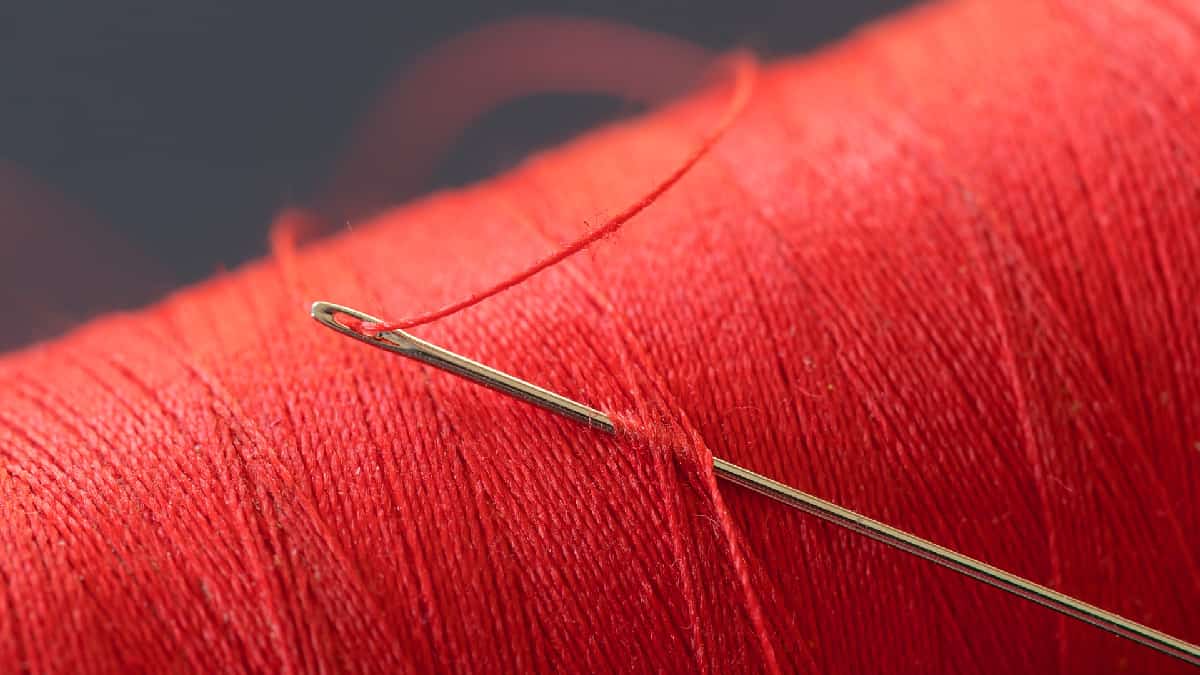 Costura, pasatiempo en auge para jóvenes en busca de moda sostenible