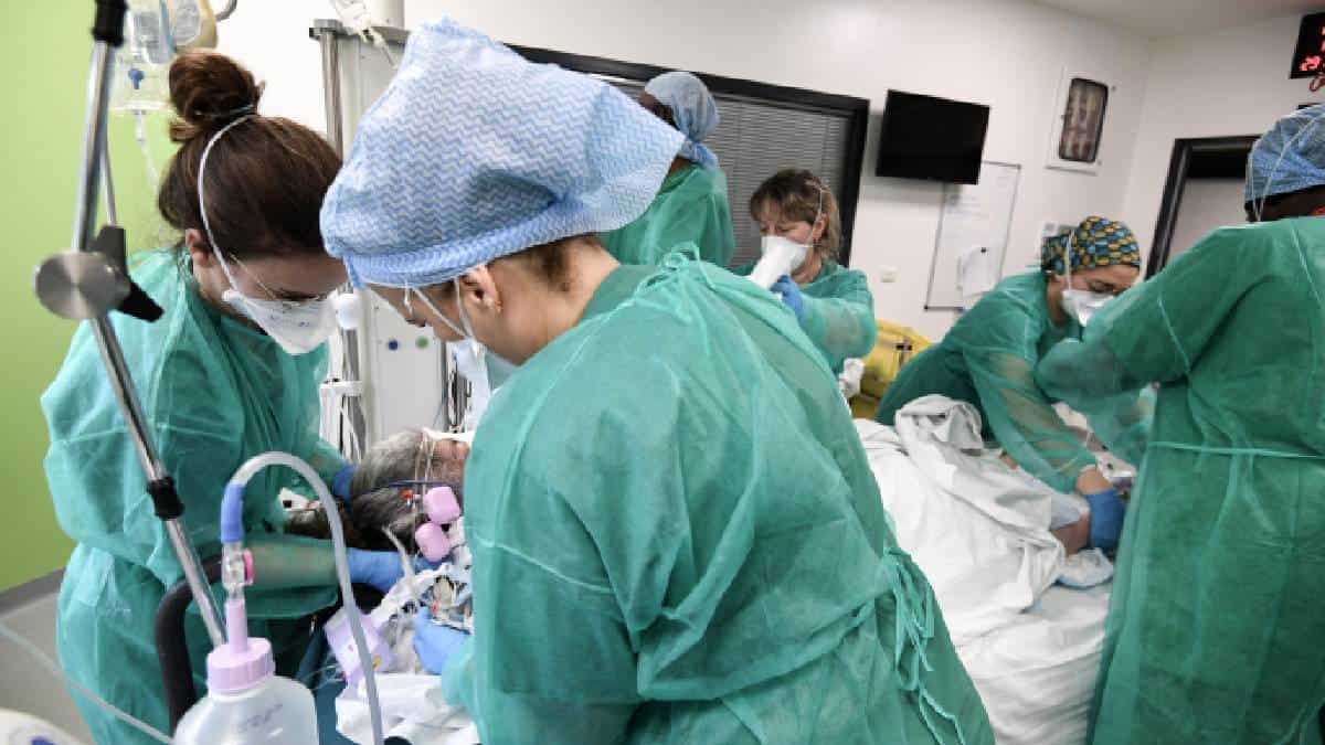 Investigan posible nueva variante del covid-19 en Francia